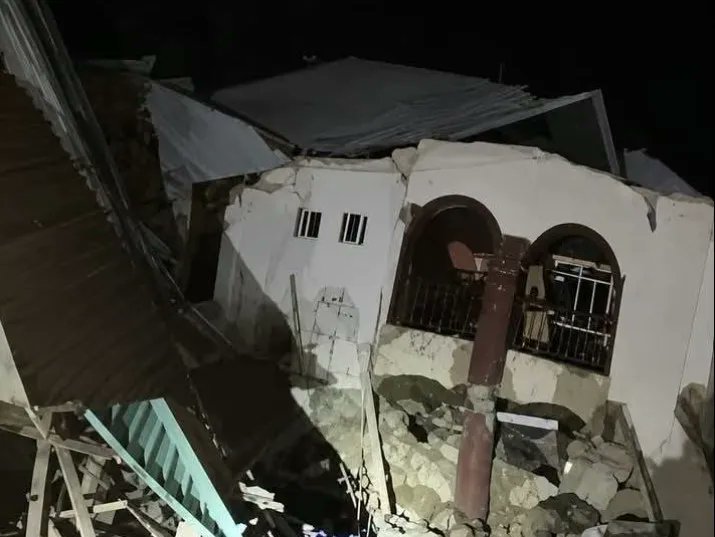 ExtraSportsNG's tweet photo. https://t.co/vqSYCZVRbz
Many feared dead, others trapped as private hostel near Oko Polytechnic collapses
A three-storey private hostel accommodating largely students of the Federal Polytechnic Oko has collapsed in Amokpala, Oko, in Anambra State
#morata #tinubu https://t.co/w5hgXyfdsX