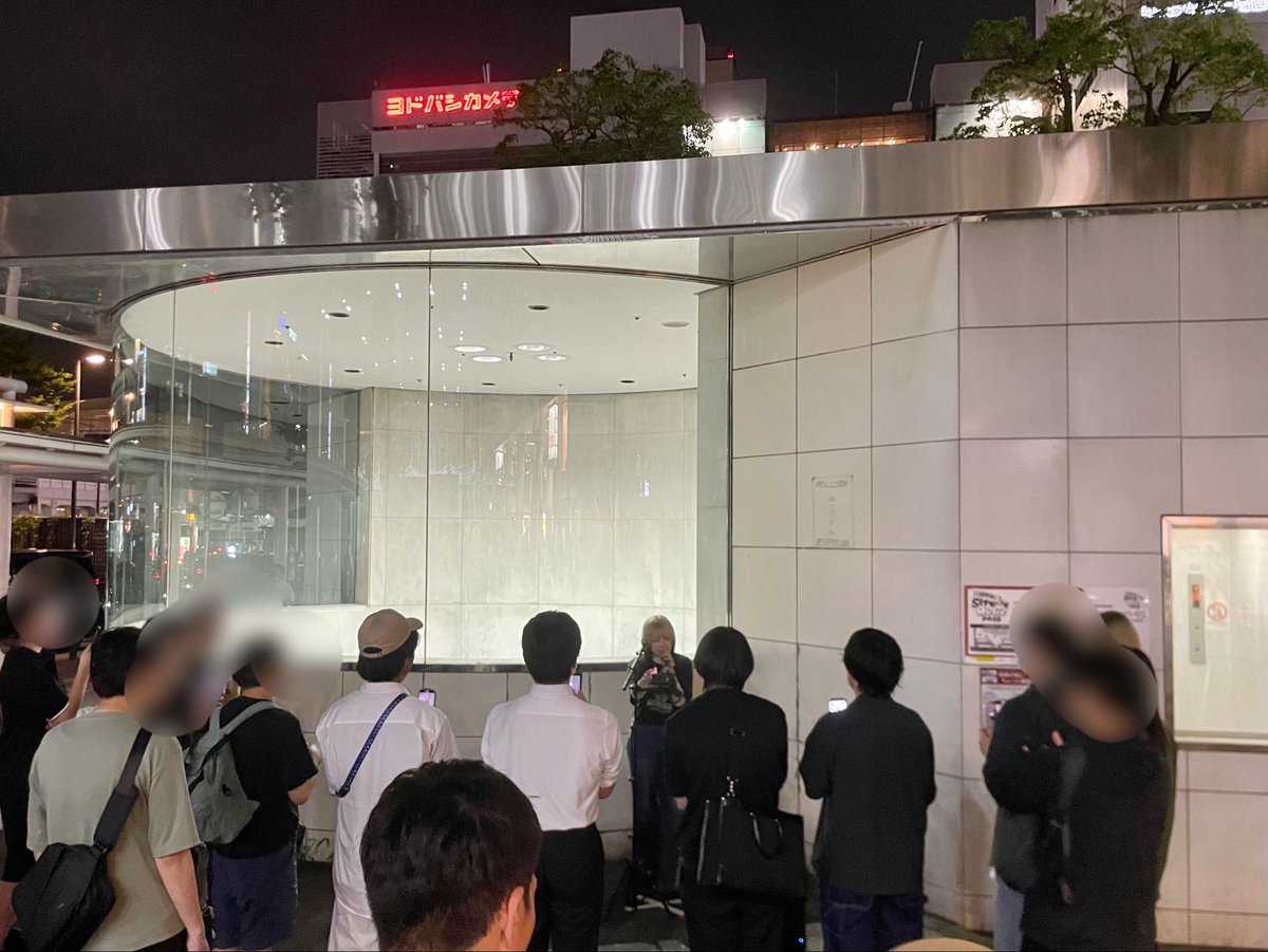 monohoshiK's tweet photo. 川崎駅前でストリートライブしてる #パン野実々美 さんを見に行ってきました！
人がたくさん！😳
想像よりとてもキュートなかたでした！
歌声ももちろんキュートです！
最後まで聴き入っちゃいました👏

金曜日にもやるんですって https://t.co/NLN4rmIsIX