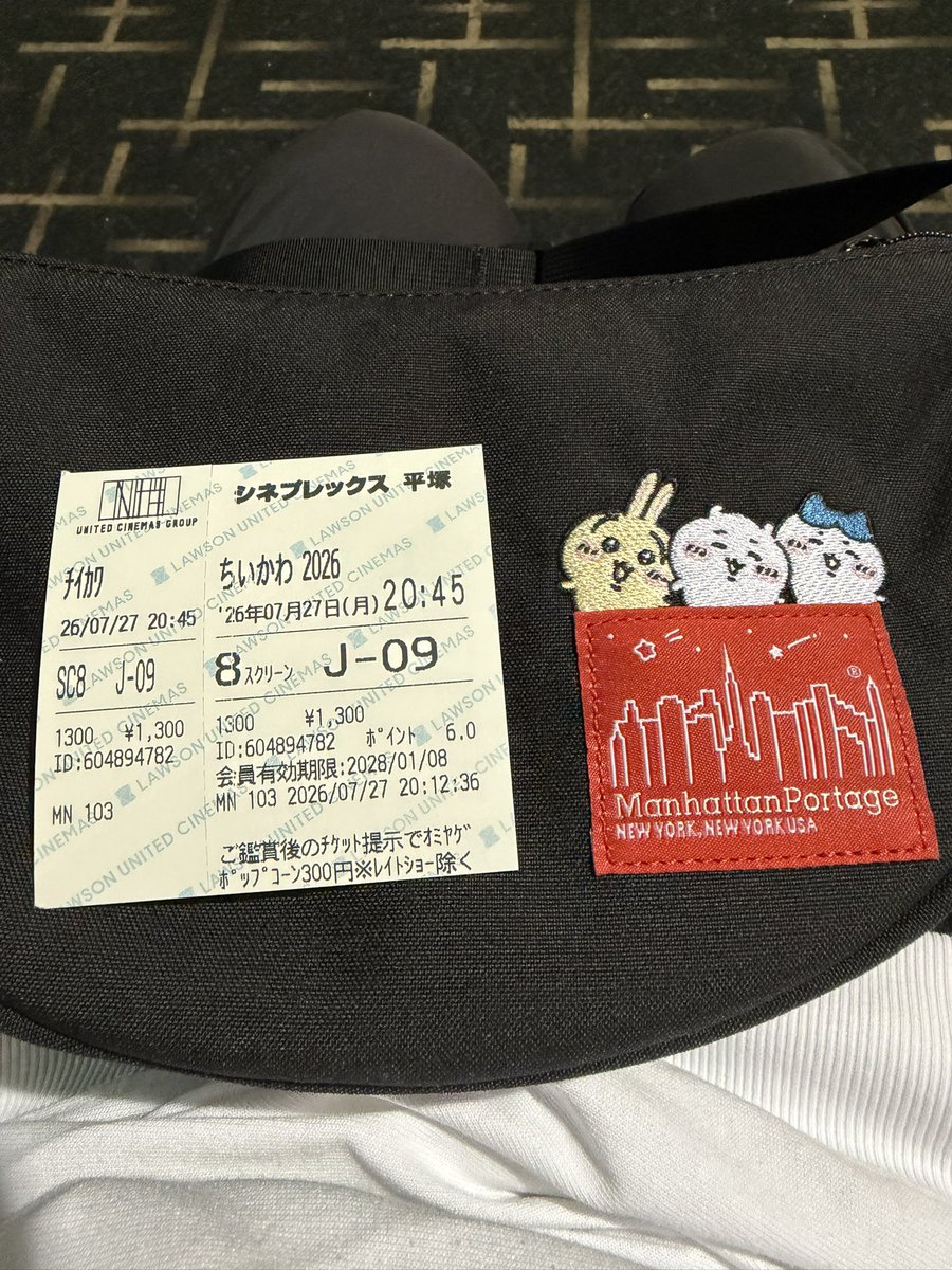 Aqours0407's tweet photo. ちいかわのカバンを持ってちいかわの映画をひとりで鑑賞する26歳独身男性爆誕！ https://t.co/yOs3xgraNj