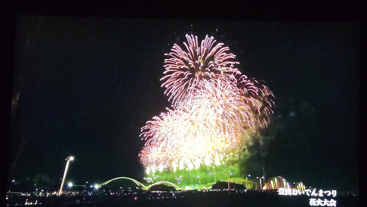 algernon1014's tweet photo. 最後の夏の花火 https://t.co/7zejRY57pe https://t.co/NGcD7l9xBu