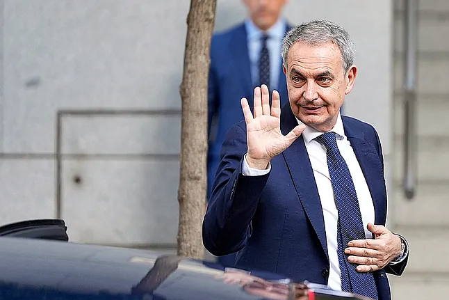veintimillapie's tweet photo. La condena del Supremo en el caso Palau por tráfico de influencias complica el futuro judicial de Zapatero, el Supremo condenó sin llegar a conocerse sobre qué funcionario público influyeron, y según su doctrina esta información tampoco es fundamental para  poder condenar https://t.co/VLtiWGoCOz