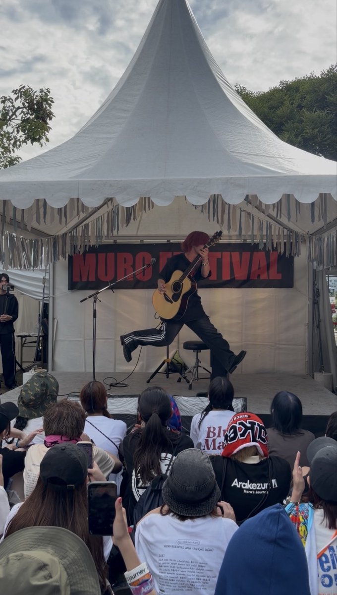 apple37_wine's tweet photo. ムロフェス7/25~26
1日目に熱中症でダウンした時はどうなるかと思ったけどなんとか2日目は全力で楽しめた‼️✨✨
拳突きあげて歌って踊って暴れて最高でした！😎
たくさんの友達とも会えたしムロフェス大好きすぎる🥹
来年も絶対行きます(みんな熱中症には気をつけて💦) https://t.co/nvWgaw3QfM