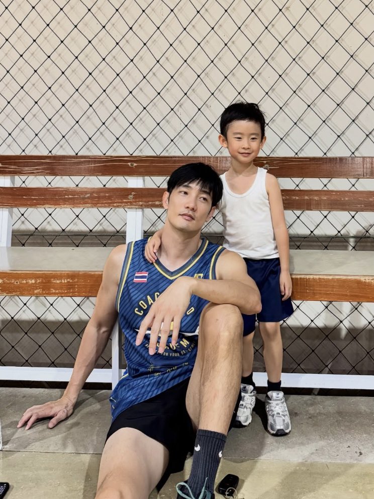 pttt236's tweet photo. อมกกก น้องโรฮาลูกชายคุณอ้วนรังสิต โดนทำร้ายจนเป็นแผลเต็มหน้าเลย คุณอ้วนลงไอจีว่า

“เหตุการณ์เกิดขึ้นเมื่อวาน แม่ลูกไปเล่นสวยสนุกในห้างแถวนนทบุรี (พ่อไม่ได้ไปด้วย) ขณะที่โรฮากำลังเดินเข้าแทมโพลีนก็มีเด็กอายุไม่ต่ำกว่า 10 ขวบ เดินเข้ามาข่วนหน้าโดยไม่มีเหตุผล และเดินตามข่วนต่อโดยที่โรฮาไม่ได้ทำอะไรเลยและไม่ได้ตอบโต้ ใครรู้จักโรฮาจะรู้เลยว่าโรฮาเป็นเด็กเรียบร้อย ไม่มีทางที่จะไปทำอะไรใครก่อนหรือสู้กับใคร หลังจากเห็นคลิปแล้วก็เป็นแบบนั้นจริงๆ”

คุณอ้วนบอกว่าคู่กรณีเป็นเด็กป่วยจิต เอาจริงๆถ้าป่วยผู้ปกครองควรดูแลให้ดีกว่านี้อะ น้องโดนจนเป็นแผลเยอะมากเลย 😭

Cr: Auan_rangsit (ig)