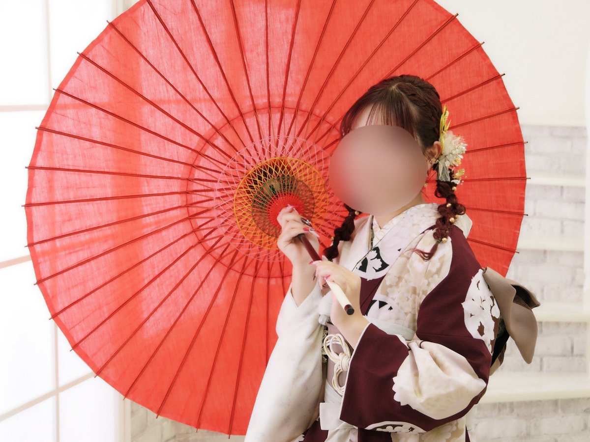 mythnjs's tweet photo. ブラウンのお着物には赤色の傘が1番似合いますね！！って渡されてとっても赤飯な写真が撮れた最高すぎる😘 https://t.co/ZpnpZvPoMk