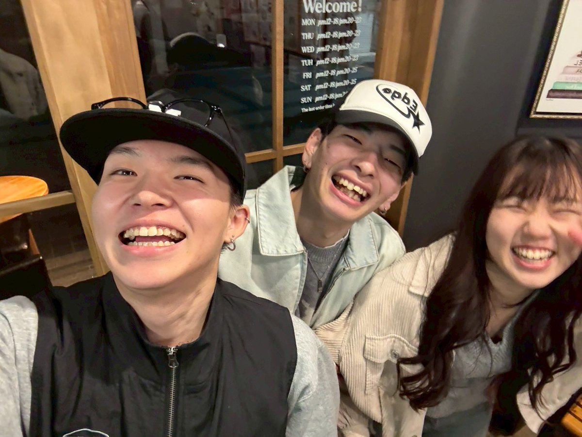 tyonenandayo's tweet photo. うっちーおらんくなった。
大事な大事な同い年同期が店舗におらんくなったーーーーー😭😭😭
店舗で1番大事な存在でしたっ！！
今まで面倒見てくれてありがとっ！^_^

#三人寄れば文殊の知恵
#三人寄られへんくなった
#まあしょーみいつでも会える
#最悪の世代解散 https://t.co/fidexWVvdy