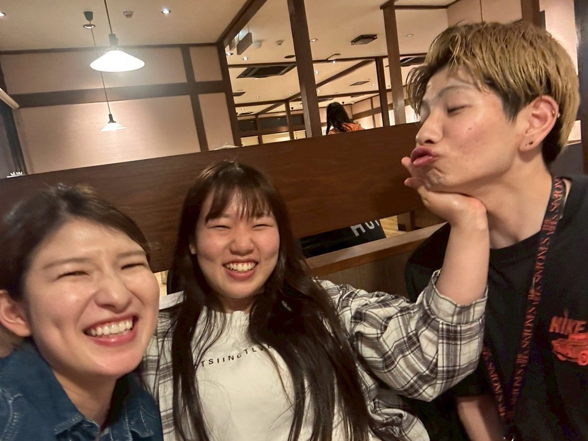 tyonenandayo's tweet photo. うっちーおらんくなった。
大事な大事な同い年同期が店舗におらんくなったーーーーー😭😭😭
店舗で1番大事な存在でしたっ！！
今まで面倒見てくれてありがとっ！^_^

#三人寄れば文殊の知恵
#三人寄られへんくなった
#まあしょーみいつでも会える
#最悪の世代解散 https://t.co/fidexWVvdy