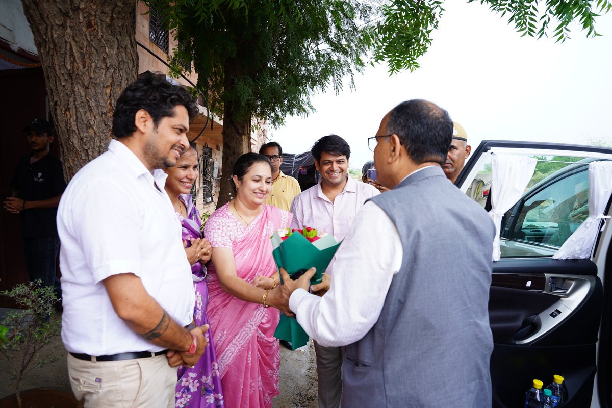 MOFPI_GOI's tweet photo. श्री अविनाश जोशी, सचिव, #MOFPI ने जोधपुर में #PMFME के अंतर्गत समर्थित आरडीजेड फूड्स की अत्याधुनिक मिलेट प्रोसेसिंग यूनिट का दौरा किया।
जिसके दौरान उन्होंने यूनिट की आधुनिक उत्पादन सुविधाओं, स्वच्छ विनिर्माण प्रक्रियाओं एवं #Millets से बने स्वास्थ्यवर्धक उत्पादों का अवलोकन किया। https://t.co/H31BoMXRyW