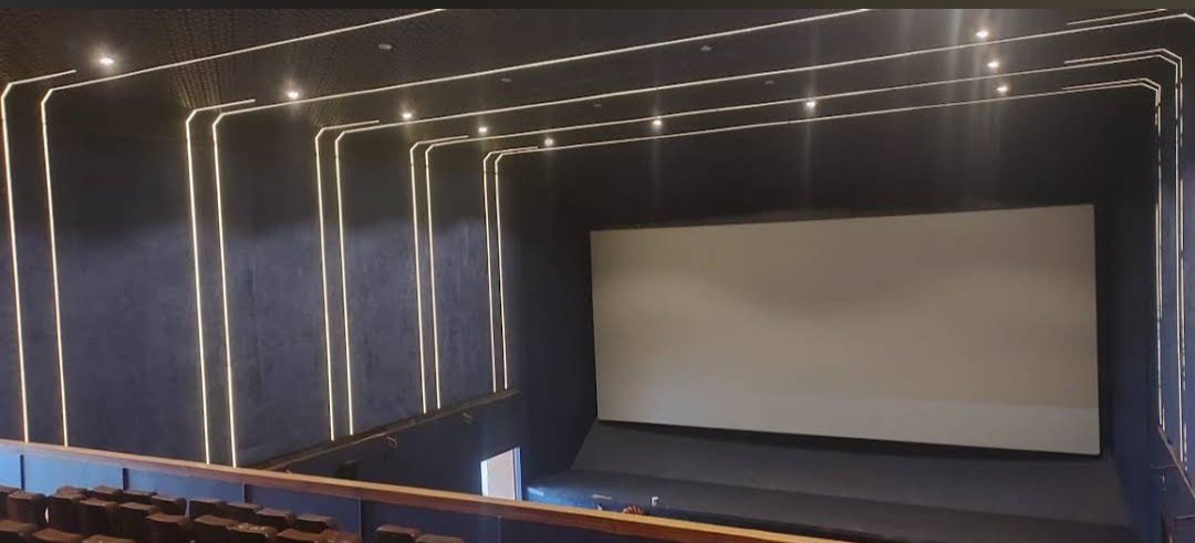 Abguy01's tweet photo. Iconic #Woodlands theater in chennai has upgraded their main screen projection to 4K RGB LASER PROJECTION from #BARCO Sp4k 35B - 35000 lumens💥 https://t.co/lZklL9dMuY