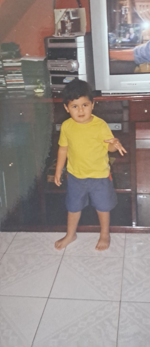 pedrinhulux's tweet photo. Hoje tem a volta do Sítio no @globoplay, e no 1° play fui teletransportado para a melhor época da minha vida. O Pedrinho de 5 anos que ligava para mamãe e pedia o dvd do sítio e perturbava a avó para fazer bolinhos de chuva 🥹😭. Sítio do Picapau Amarelo, você sempre será famoso https://t.co/Yugjayp0X2