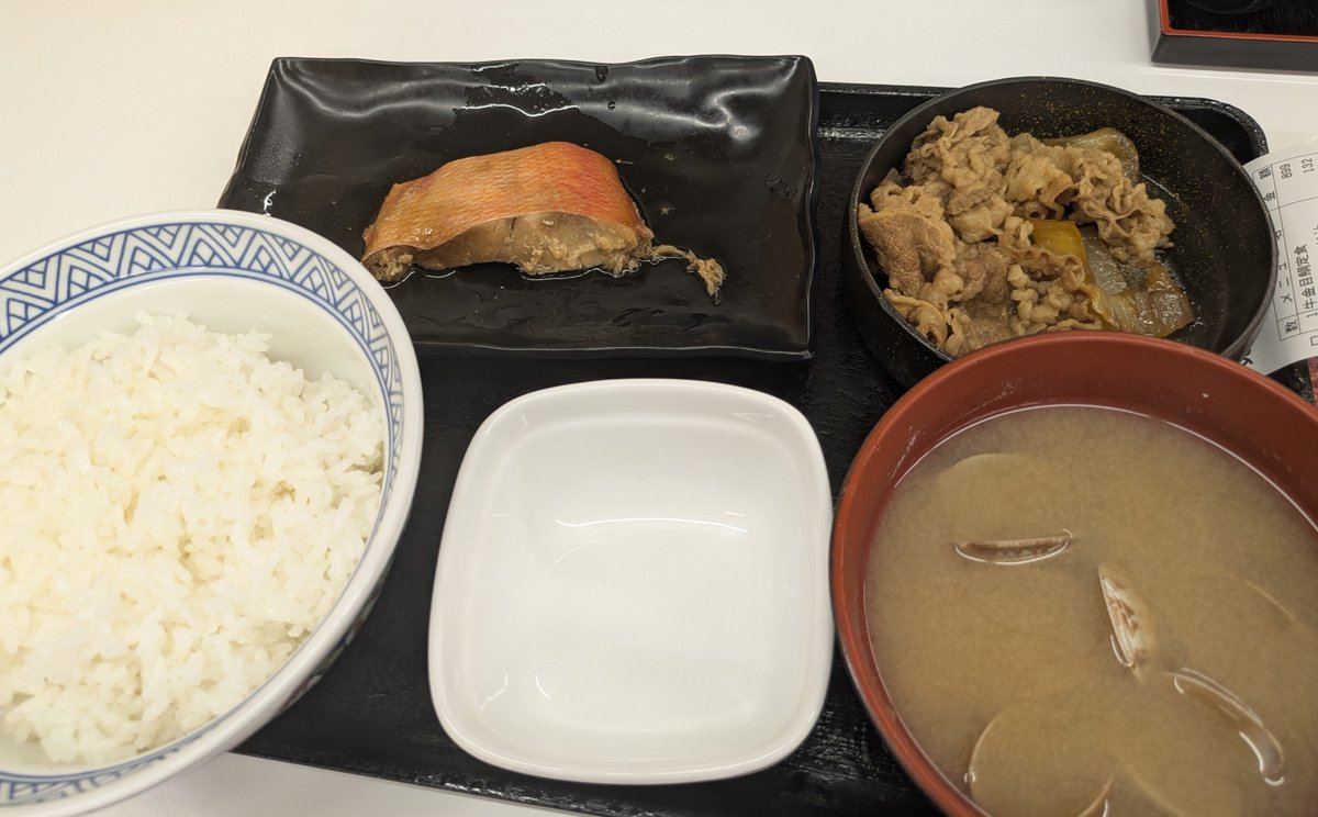 kabukiage50's tweet photo. 吉野家のこれはタイミング的にわざとなのか?

あと正面の家族連れがちいかわの感想を話してた
なんか空気が重かったです https://t.co/SJKLrNwDBS