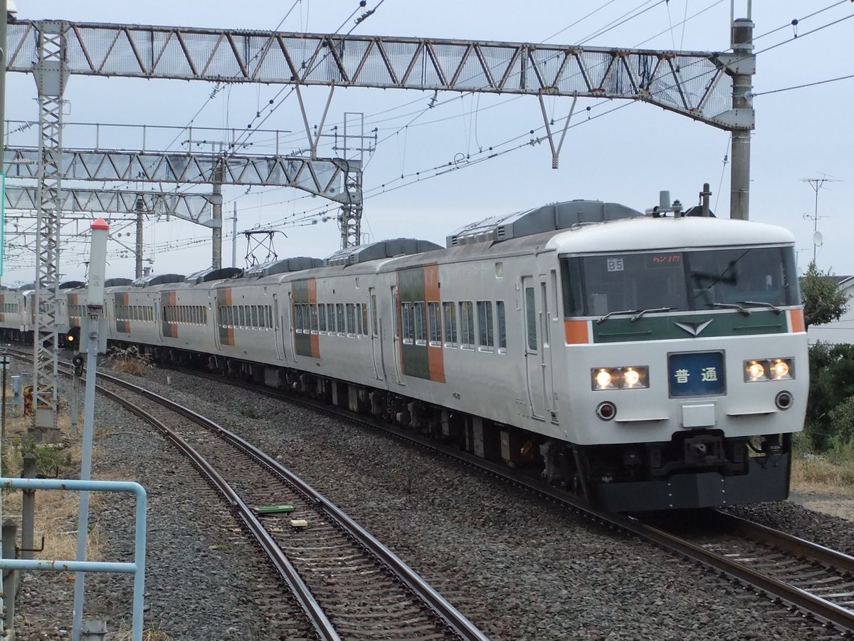 Tomo_Ishigaki's tweet photo. 国府津に入線する185系の普通列車
隣にはE217系が
国府津の車両センターへ引き上げるところでした
＠国府津駅2011.12.14
#185系 #E217系 #521M #湘南色 https://t.co/i1GsKfD2Od