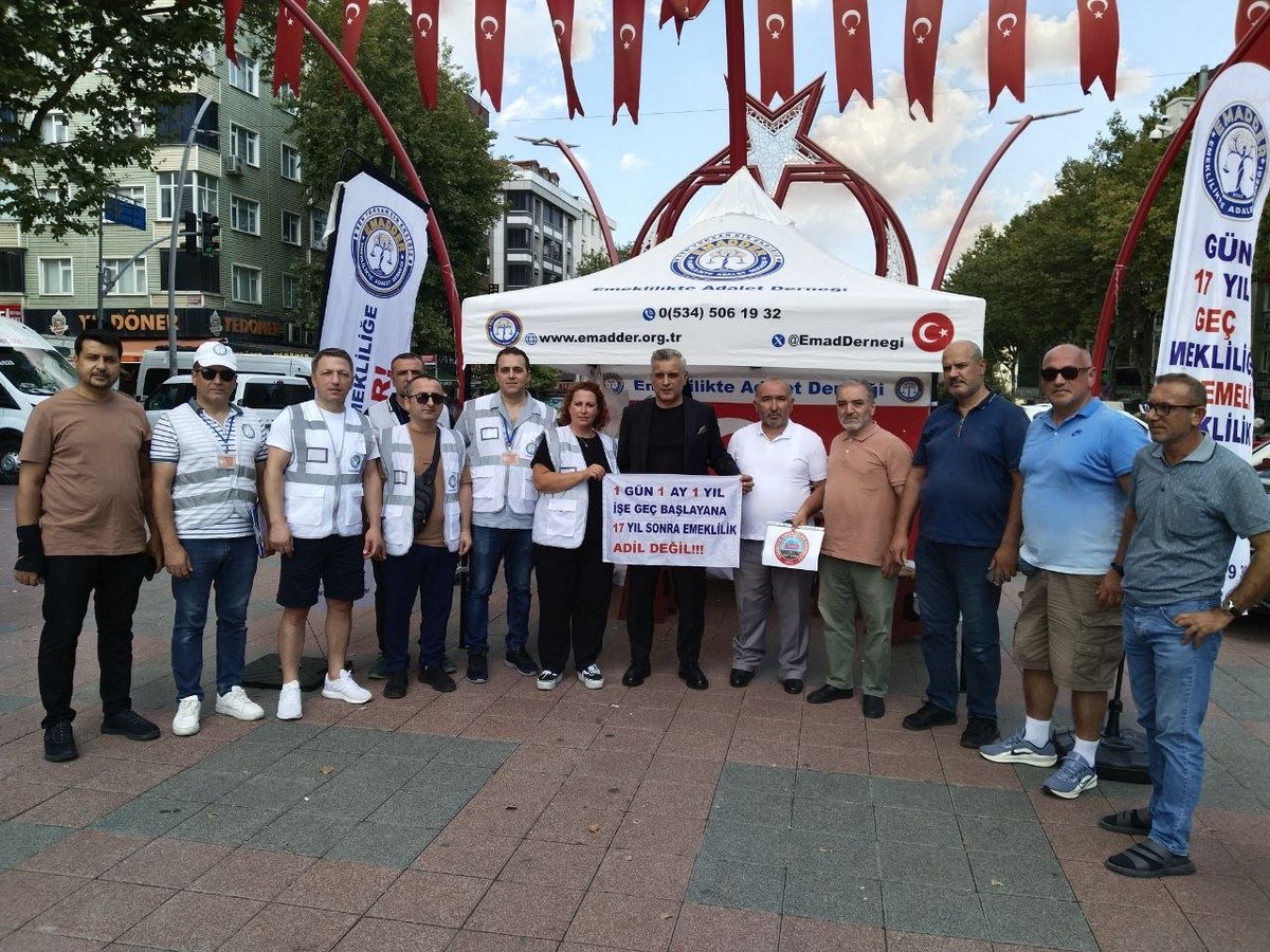 EmadDernegi's tweet photo. 📢 EMADDER İSTANBUL SULTANGAZİ TEMSİLCİLİĞİ

🟠 SULTANGAZİ ANAHTAR PARTİ

@anahtarparti
@yavuzagiraliog
@ApartiSgazi
@ersoyaras1

26 Temmuz 2026 Pazar günü gerçekleştirdiğimiz stand ve broşür etkinliğimizi, Anahtar Parti Sultangazi İlçe Başkanı Sayın Ersoy Aras ve İlçe Başkan Yardımcısı Sayın Hasan Karakuş ziyaret ederek mücadelemize destek verdiler.

Nazik ziyaretleri ve kademeli emeklilik mücadelemize verdikleri kıymetli destek için kendilerine teşekkür ediyoruz.

İnandığımız yoldan vazgeçmeden, adalet mücadelemizi kararlılıkla sürdürmeye ve milyonların sesi olmaya devam edeceğiz.

Emeklilikte Adalet Derneği

@anahtarparti
@yavuzagiraliog
@nihal01 
@avukatayhanerel 
@Hayaticetin40

@EmadDernegi
@EMADDER_KADEME
#KademeSusmayacak