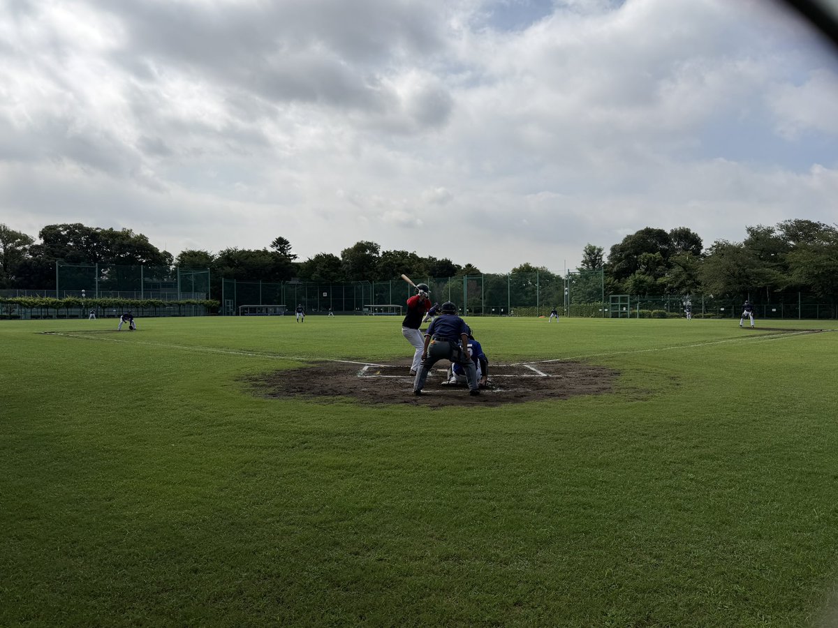 daimon2119's tweet photo. 文京区軟式野球夏季大会の試合の合間、同僚から「公園にヤギがいるよ！」と教えてもらいました。文京区ではヤギを活用した「エコ除草」の実証実験がニュースでも取り上げられていたそうです。…ただ、見かけたときのヤギは、この暑さのせいか少々お疲れ気味。人もヤギも、この猛暑はこたえますね。🐐 https://t.co/S7uRIDcsTd