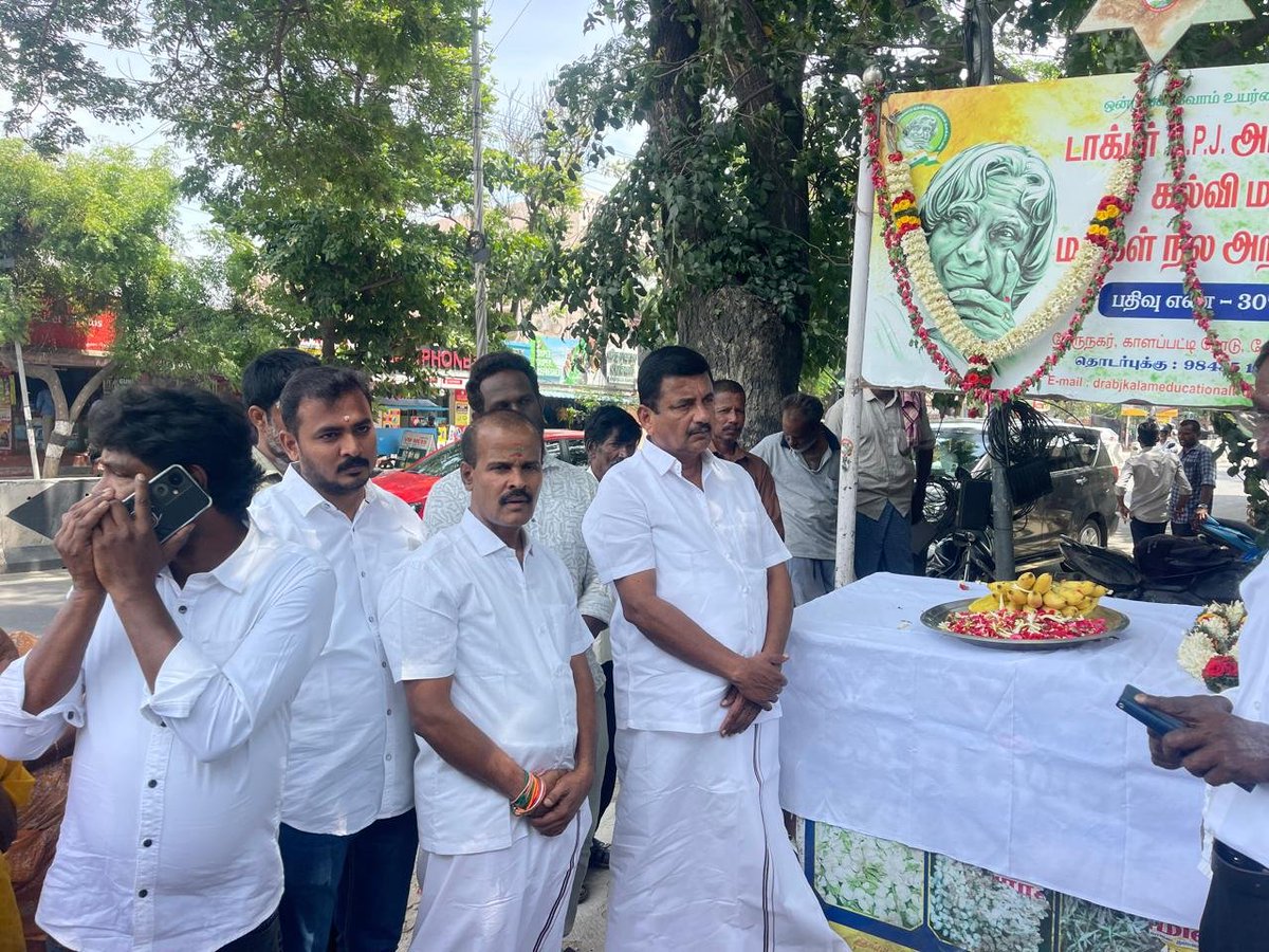 PRGArunkumar's tweet photo. டாக்டர் APJ. அப்துல் கலாம் அவர்களின் நினைவு நாளை முன்னிட்டு டாக்டர் APJ அப்துல் கலாம் கல்வி மற்றும் மக்கள் நல அறக்கட்டளை சார்பாக காளப்பட்டி நேரு நகரில் திருவுருவ படத்திற்கு மாலை அணிவித்து, நலத்திட்ட உதவிகள் செய்து மற்றும் அன்னதானம் வழங்கினேன். https://t.co/xYS4L6CpEl