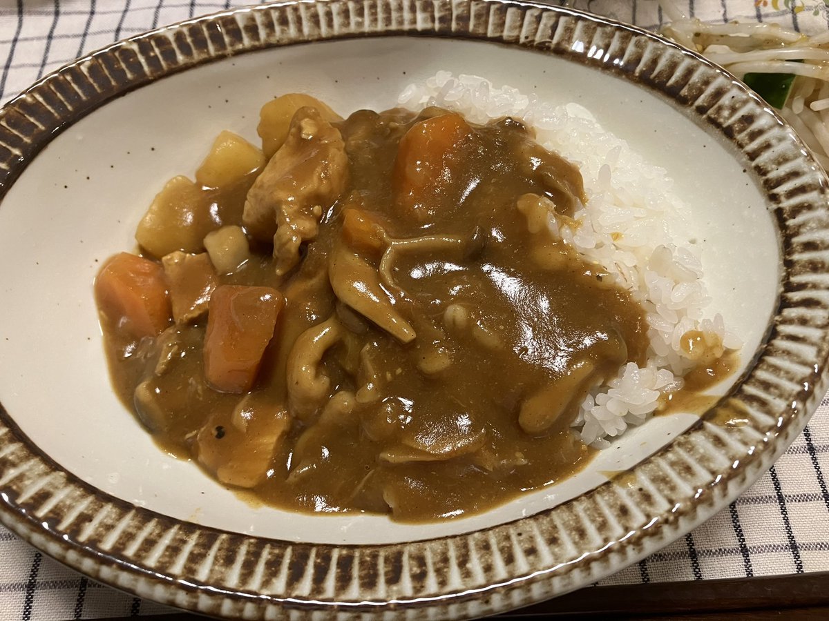 mmsttt's tweet photo. 夕食のカレーです🍛隠し味はオタフクソースとオイスターソースを入れてます。美味でした😊 https://t.co/GpKttPp828