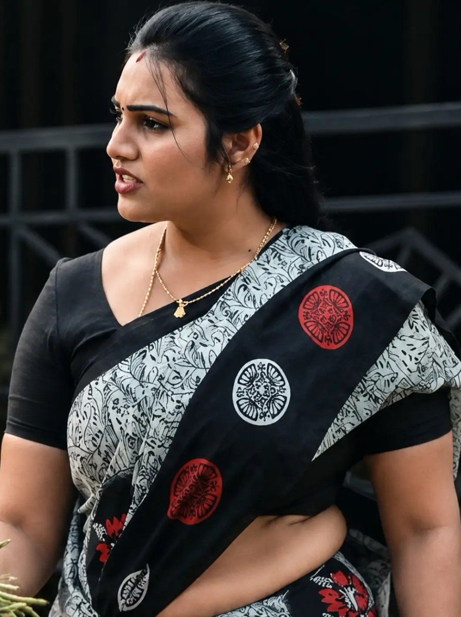 Kaavya_official's tweet photo. Which is good 🌚🤤

Tamil                                   Telugu https://t.co/aC1Esih943