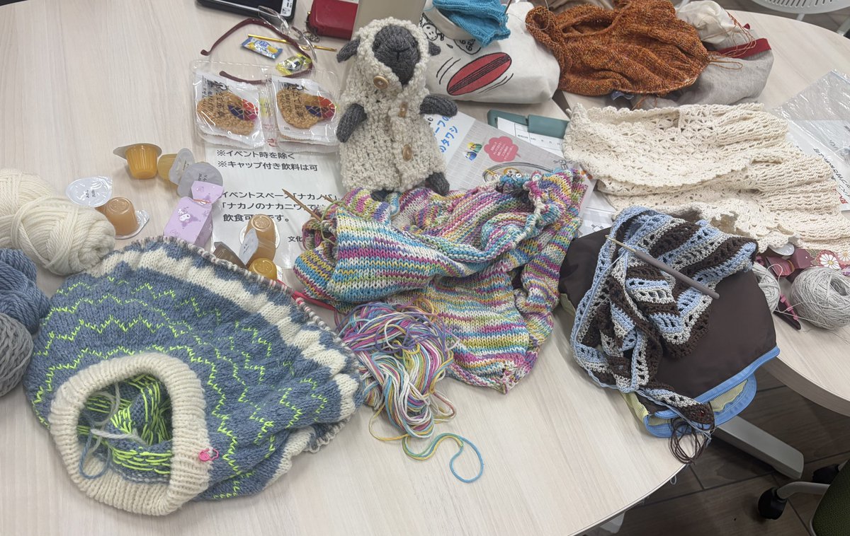 saa_Knitting's tweet photo. 今日は中野の編み会に参加させて頂きました！来月もまたよろしくお願いします૮ >ﻌ< ა💖
サニーなセーター、ヨーク部分編み終わりまであと少し！
去年編んだ夏のバッグを添えて🐰💓 https://t.co/96sdrXYYYG