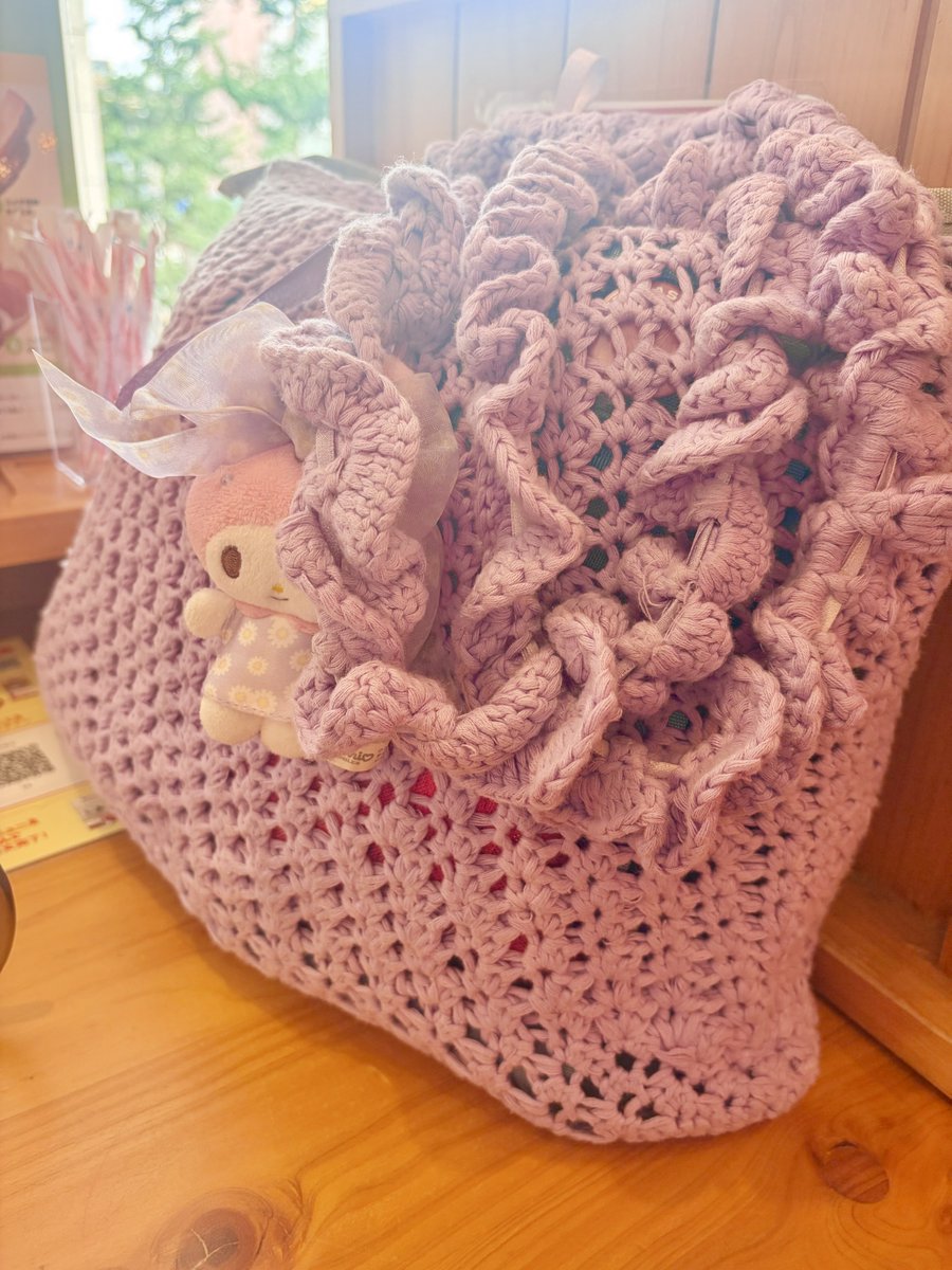 saa_Knitting's tweet photo. 今日は中野の編み会に参加させて頂きました！来月もまたよろしくお願いします૮ >ﻌ< ა💖
サニーなセーター、ヨーク部分編み終わりまであと少し！
去年編んだ夏のバッグを添えて🐰💓 https://t.co/96sdrXYYYG