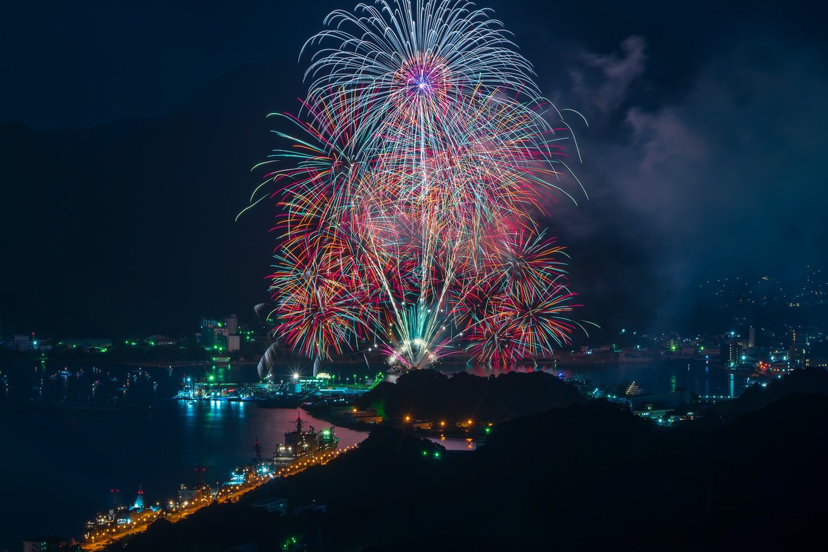 syushi0318's tweet photo. みなと舞鶴ちゃった花火大会🎆

今年は東舞鶴と言うことで護衛艦？達と一緒に見てきました（笑） https://t.co/RKKWD4S1Xt