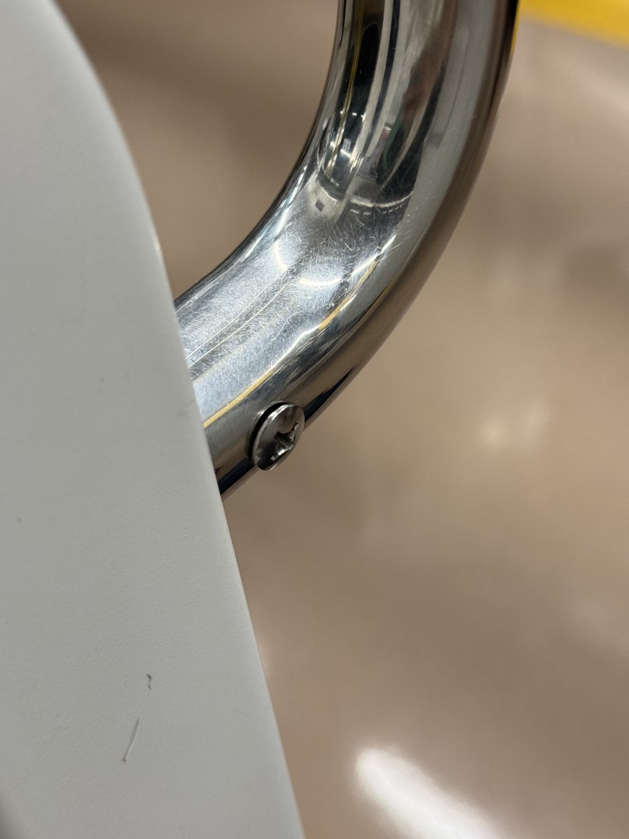 taro_s660's tweet photo. 帰りの電車で手すりに違和感を感じ、よく見てみると…ネジが浮いてる！？

いや、ネジそのものが違う！！！

予備のネジ無くなっちゃったのかなぁ…

↓4枚目の写真は正常な状態です。 https://t.co/CDtbe5WfSz