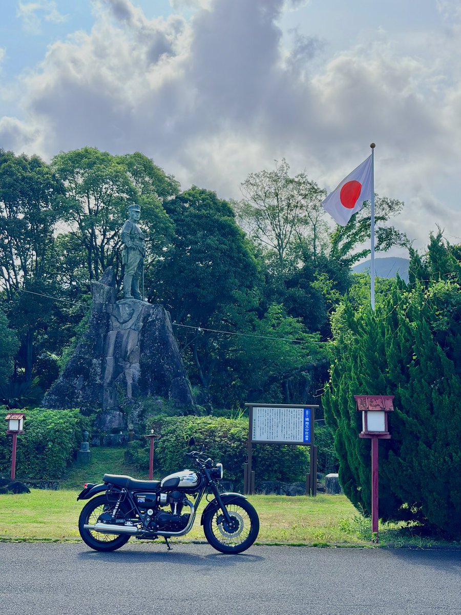 rinorohitsuka's tweet photo. #これを見た人は愛車の背景が木の画像を貼れ https://t.co/z6eqArFM70