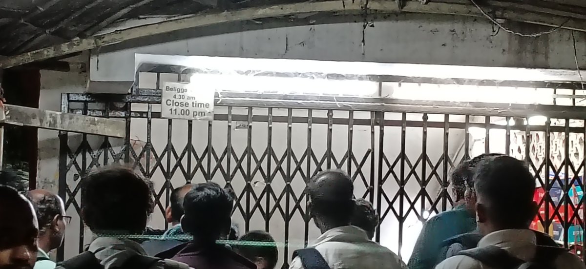 NaveenNavnee's tweet photo. Dear Sir @DKShivakumar,People are not queuing here for a government office/ darshan.They're trying to cross between KBS Railway Station&amp;Majestic.
Please keep the subway open 24×7 or build an escalator-equipped foot overbridge. Public convenience should come first.
#Majestic #KBS https://t.co/6F3J9BrYvw