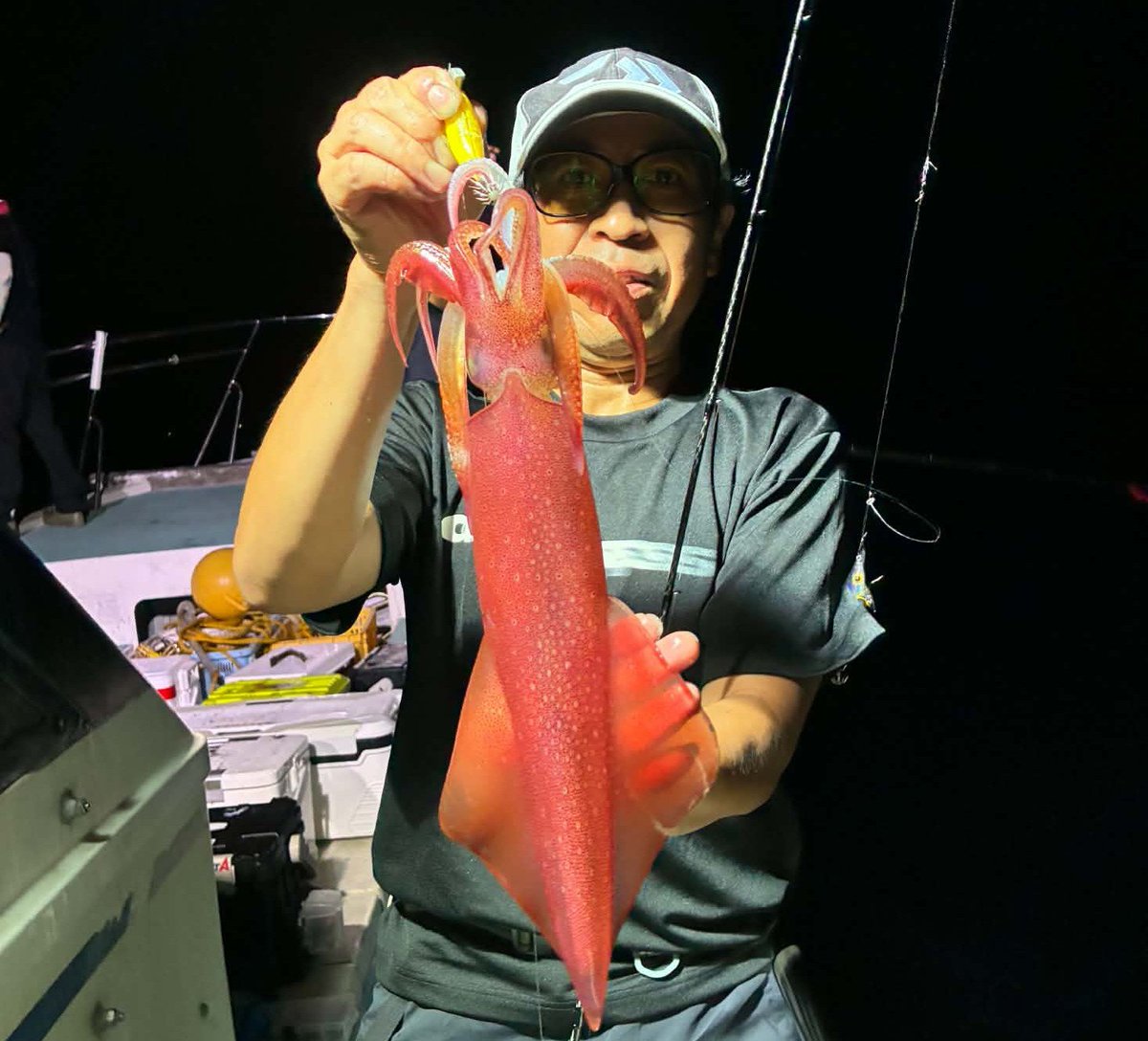 glayuen7's tweet photo. 先週やっとイカメタルにSUNで出撃🛥️

久しぶりのせいか？かなり出遅れてやっとヒット😅

後半巻き返して終盤にはなんとか50越えてひと安心。

また修行しときます🤣

#シマノ
#ダイワ
#ライズジャパン
#遊漁船SUN
#イカメタル https://t.co/Uf4W6NVMRL