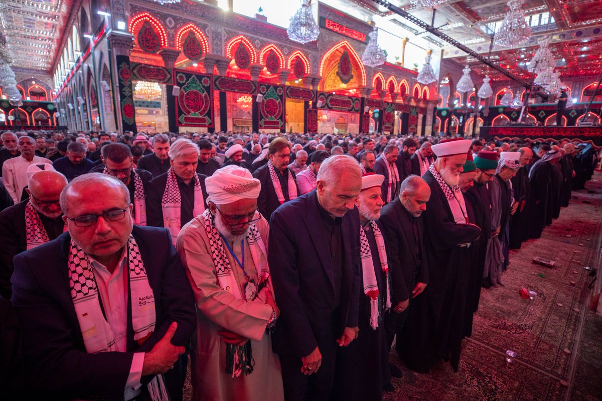 imamhussainorg's tweet photo. بإمامة ممثل المرجعية الدينية العليا.. وفود مؤتمر نداء الأقصى الدولي الخامس تؤدي صلاة الجماعة في الصحن الحسيني الشريف
#زيارة_الاربعين 
#الامام_الحسين
 #وفاء_للحسين
 #العتبة_الحسينية_المقدسة https://t.co/WoGTQXRBjk