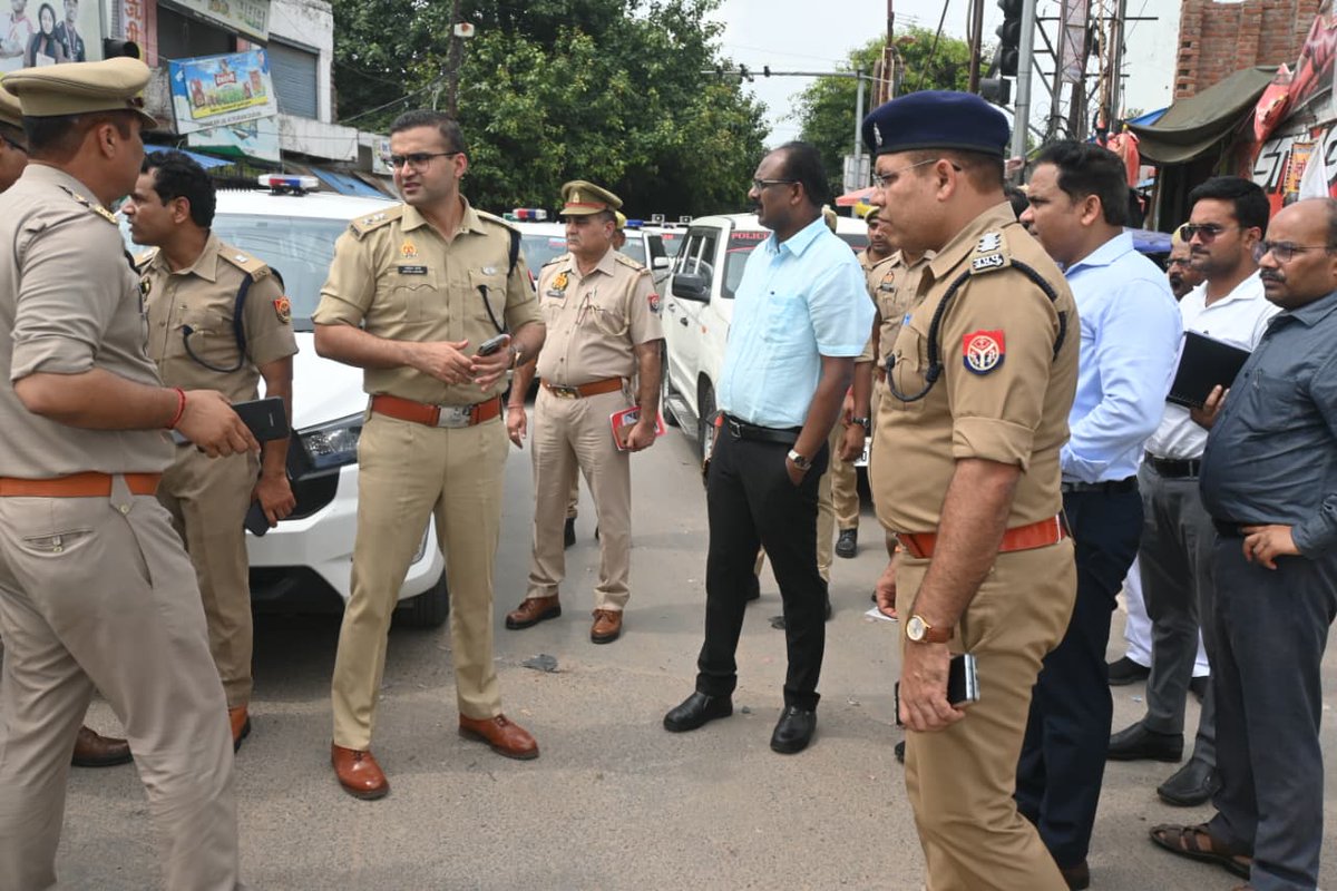 firozabadpolice's tweet photo. आगामी कांवड़ यात्रा-2026 के दृष्टिगत #DM_FRZ, #SSP_FRZ द्वारा ककराऊ कोठी से आसफाबाद कांवड़ मार्ग का संयुक्त निरीक्षण किया गया। निरीक्षण के दौरान यात्रा मार्ग पर ट्रैफिक व डायवर्जन व्यवस्था,पुलिस बल/क्यूआरटी, एम्बुलेंस व अन्य आवश्यक संसाधनों की तैयारियों की समीक्षा की गई... https://t.co/qNunQ6DdZ9