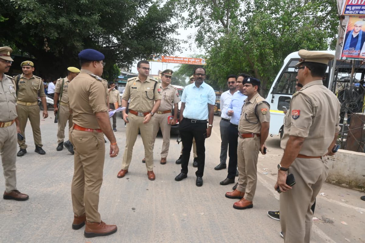 firozabadpolice's tweet photo. आगामी कांवड़ यात्रा-2026 के दृष्टिगत #DM_FRZ, #SSP_FRZ द्वारा ककराऊ कोठी से आसफाबाद कांवड़ मार्ग का संयुक्त निरीक्षण किया गया। निरीक्षण के दौरान यात्रा मार्ग पर ट्रैफिक व डायवर्जन व्यवस्था,पुलिस बल/क्यूआरटी, एम्बुलेंस व अन्य आवश्यक संसाधनों की तैयारियों की समीक्षा की गई... https://t.co/qNunQ6DdZ9