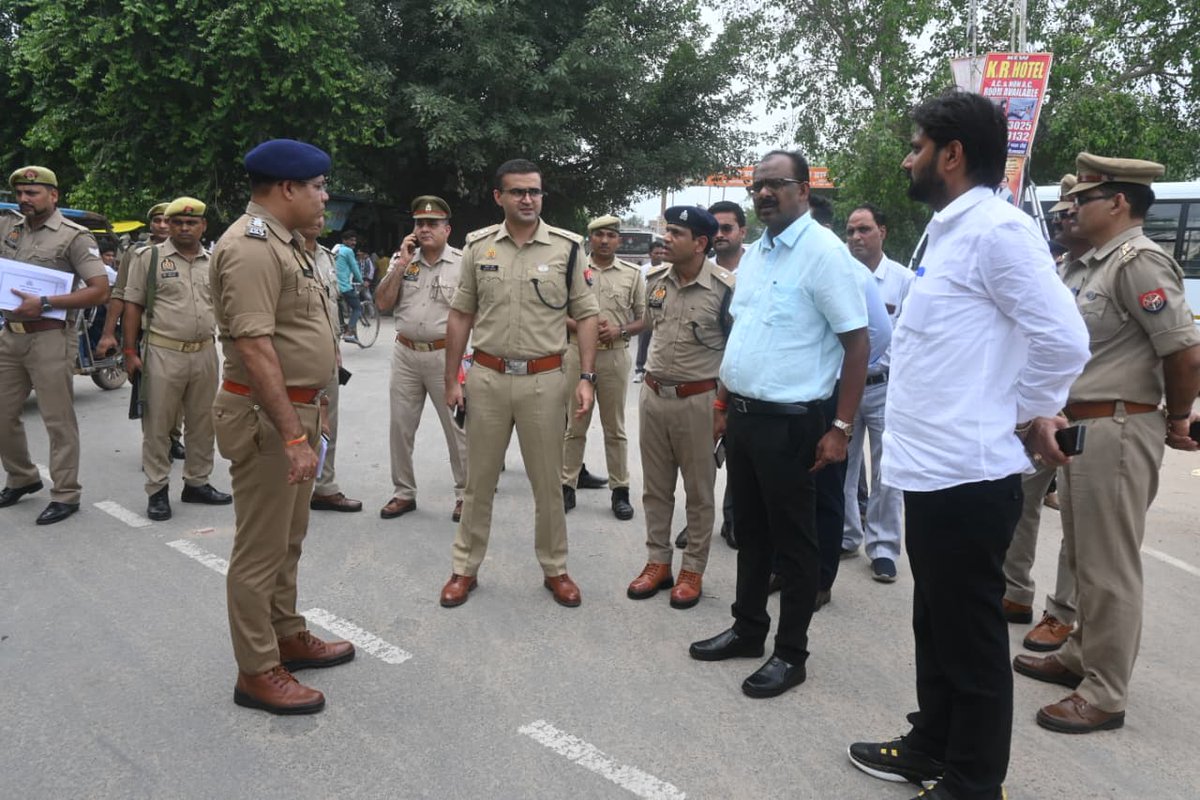 firozabadpolice's tweet photo. आगामी कांवड़ यात्रा-2026 के दृष्टिगत #DM_FRZ, #SSP_FRZ द्वारा ककराऊ कोठी से आसफाबाद कांवड़ मार्ग का संयुक्त निरीक्षण किया गया। निरीक्षण के दौरान यात्रा मार्ग पर ट्रैफिक व डायवर्जन व्यवस्था,पुलिस बल/क्यूआरटी, एम्बुलेंस व अन्य आवश्यक संसाधनों की तैयारियों की समीक्षा की गई... https://t.co/qNunQ6DdZ9