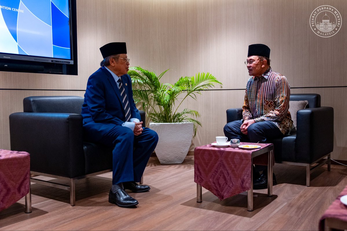 anwaribrahim's tweet photo. Alhamdulillah. Menghadiri Majlis Penutup Konvensyen Wakaf Dakwah Antarabangsa 2026 bersama Premier Sarawak merangkap Yang Dipertua PERKIM, saya menzahirkan penghargaan atas usaha berterusan memperkasa gerakan dakwah yang membawa nilai kasih sayang, ilmu dan kemanusiaan sejagat.

Mesej saya antaranya mengingatkan semua bahawa kita tidak boleh berundur daripada perubahan. Setelah berdekad-dekad berlalu, pendekatan dakwah perlu terus diperkasa agar kekal dekat dengan masyarakat dan mampu menjawab cabaran semasa dan mesti disampaikan dengan kebijaksanaan, penuh hikmah serta memanfaatkan kemajuan teknologi sebagai wahana menyebarkan mesej kebaikan, rahmah dan nilai kemanusiaan.

Dalam dunia yang berdepan pelbagai cabaran, pendekatan dakwah yang berhikmah, inklusif dan berteraskan nilai murni amat penting agar Islam terus dizahirkan sebagai agama yang membawa kedamaian, keadilan dan kesejahteraan.

Semoga segala usaha wakaf dan gerakan dakwah ini terus berkembang, menjadi amal jariah yang memberi manfaat kepada umat serta menyumbang kepada pembinaan masyarakat yang lebih berilmu, berakhlak dan penyayang.

#MalaysiaMADANI
#MADANIBekerja
#YakinMADANI