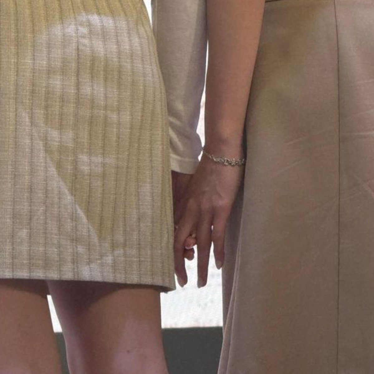 yohanamnz's tweet photo. Holding hands 😮‍💨❤️‍🔥
#LMSY #ลูกหมีซอนญ่า https://t.co/Kgdfvfu8gc
