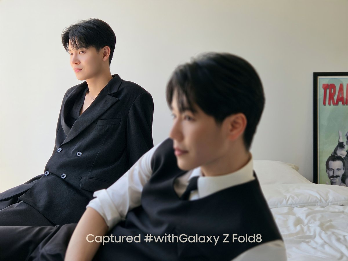 SamsungThailand's tweet photo. ถ้าพี่ซซบอกชาวหมูยอว่า มีรูป #YinWar เยอะจนเอาไปแต่งฟิคได้ประมาณ 10 เรื่อง อยากลงรูปแบบชัดๆ ใน IG: Samsung Thailand 

แค่ขอแรง📸 Quote โพสต์นี้แล้วบอกว่าชอบอะไรใน Galaxy Z Fold8 มากที่สุด พร้อมติด Hashtag #GalaxyZFold8 ครบ 500 Quotes เมื่อไหร่ ไปรอมุงรูปเซท หน้าชัดหลังแฟ... 🫣แบบเต็มๆ ได้เลย
#GalaxyxYinWar