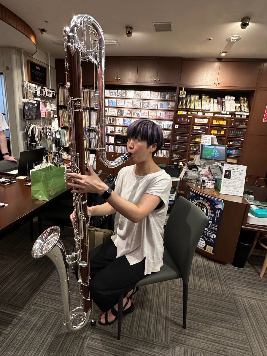 ikeyan1009's tweet photo. 組み立てるのも片付けるのも大変なのに、買える資本もないのに（笑）、試奏だけさせていただきました😇
ほしいなぁ😇笑
皆さま一家に一台コントラバスクラリネット、いかがですか？🫶 https://t.co/fSxDfSV4wo