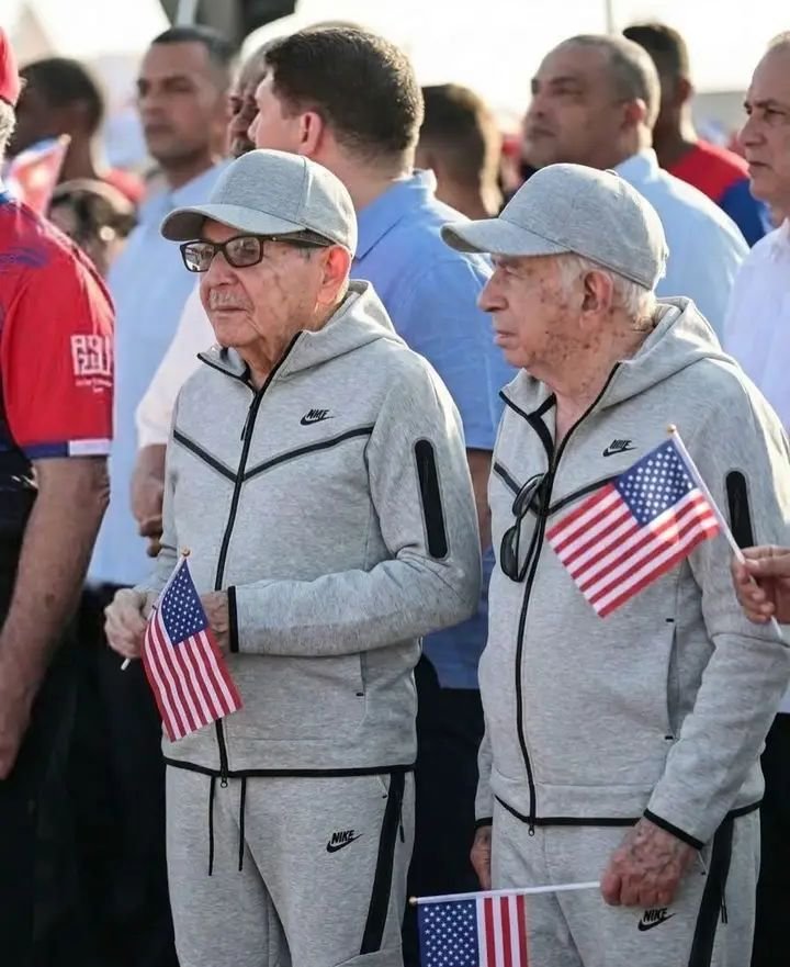 Alexanva's tweet photo. @OsvaldoMtnez90 Ese #cubano lleva sangre de #Maceo , #Martí , #CalixtoGarcía y va ser el héroe del Siglo XXI por liberar a #Cuba de la Mafia #CastroRuz 🤘🇺🇸🇨🇺
@SecRubio y @POTUS pasarán a la historía como los nuevos libertadores de America Latina! 
#AbajoLaDictadura 
#CastroCartel ASESINO https://t.co/GjvIIPmXqP