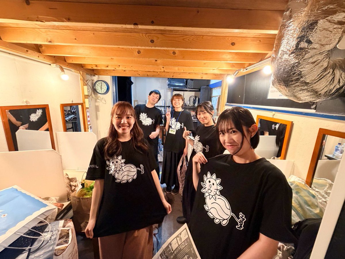 senacosenaco's tweet photo. 演出家の爽口穂夏さんとプロデューサーのムラさんとも🫶
そして2枚目は終演後バラシをしていたらみんな黒むらいおん着ていた時の写真📸
3枚目は普段の姿💕

みんな明るくて優しくてとっても楽しかった〜！一宮という素敵な役をこの作品の中で演じられて嬉しかったです🙌

 #水平線の歩き方 https://t.co/bWuqogAhWv