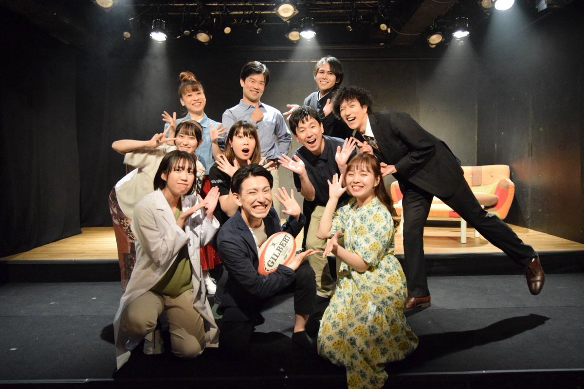 senacosenaco's tweet photo. 演出家の爽口穂夏さんとプロデューサーのムラさんとも🫶
そして2枚目は終演後バラシをしていたらみんな黒むらいおん着ていた時の写真📸
3枚目は普段の姿💕

みんな明るくて優しくてとっても楽しかった〜！一宮という素敵な役をこの作品の中で演じられて嬉しかったです🙌

 #水平線の歩き方 https://t.co/bWuqogAhWv