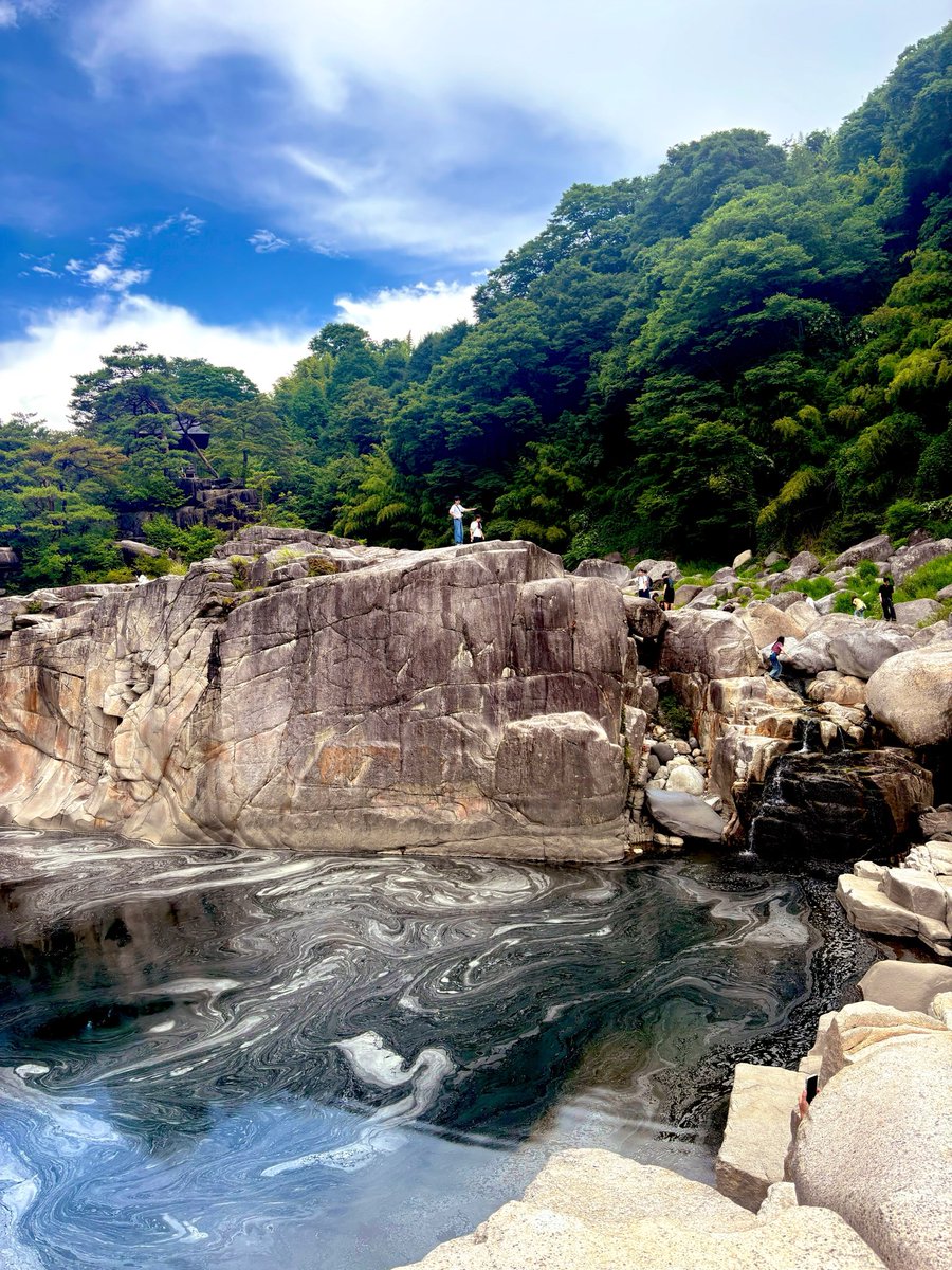 schwarzekatze96's tweet photo. 今回は岐阜寄りの長野？奈良井宿と寝覚めの床へ行ってきました♪
奈良井宿は古くからの街並みが続き、まるでタイムスリップした気分に😌寝覚めの床は本当に自然の不思議😳木曽川の水流が白い花崗岩を削り、このような地形を生み出したとか🤔岩場を行くのは結構大変でしたが絶景満喫の１日でした✨ https://t.co/2hlqXpKi9M