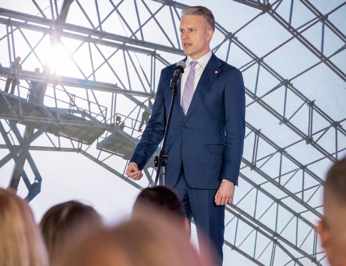 A_Marchewka's tweet photo. W Porcie Gdańsk rozpoczął działalność Gdański Agro Terminal (GAT) – strategiczna inwestycja, która zwiększy potencjał eksportowy Polski oraz wzmocni bezpieczeństwo żywnościowe kraju. Nowoczesny magazyn o wymiarach 140 m długości, 46 m szerokości i 18 m wysokości znacząco zwiększa możliwości obsługi produktów rolno-spożywczych.

Dzięki uruchomieniu terminala zdolności przeładunkowe zboża w tym miejscu wzrosną do blisko 1 mln ton, a pojemność magazynowa zwiększy się o 30 tys. ton. Obiekt może każdego dnia obsłużyć nawet 120 ciężarówek i został wyposażony w nowoczesny, zautomatyzowany system załadunku i rozładunku, obejmujący https://t.co/BrGvXLHXrf. technologiczne pomosty oraz urządzenia transportu ciągłego.

To w 100% polska inwestycja realizowana przez spółkę Port Gdański Eksploatacja, należącą do Zarządu Portu Gdańsk. To jednak dopiero pierwszy etap projektu – już rozpoczęły się prace nad budową 24 silosów, które w ciągu trzech lat zwiększą zdolności przeładunkowe zboża do 3 mln ton.