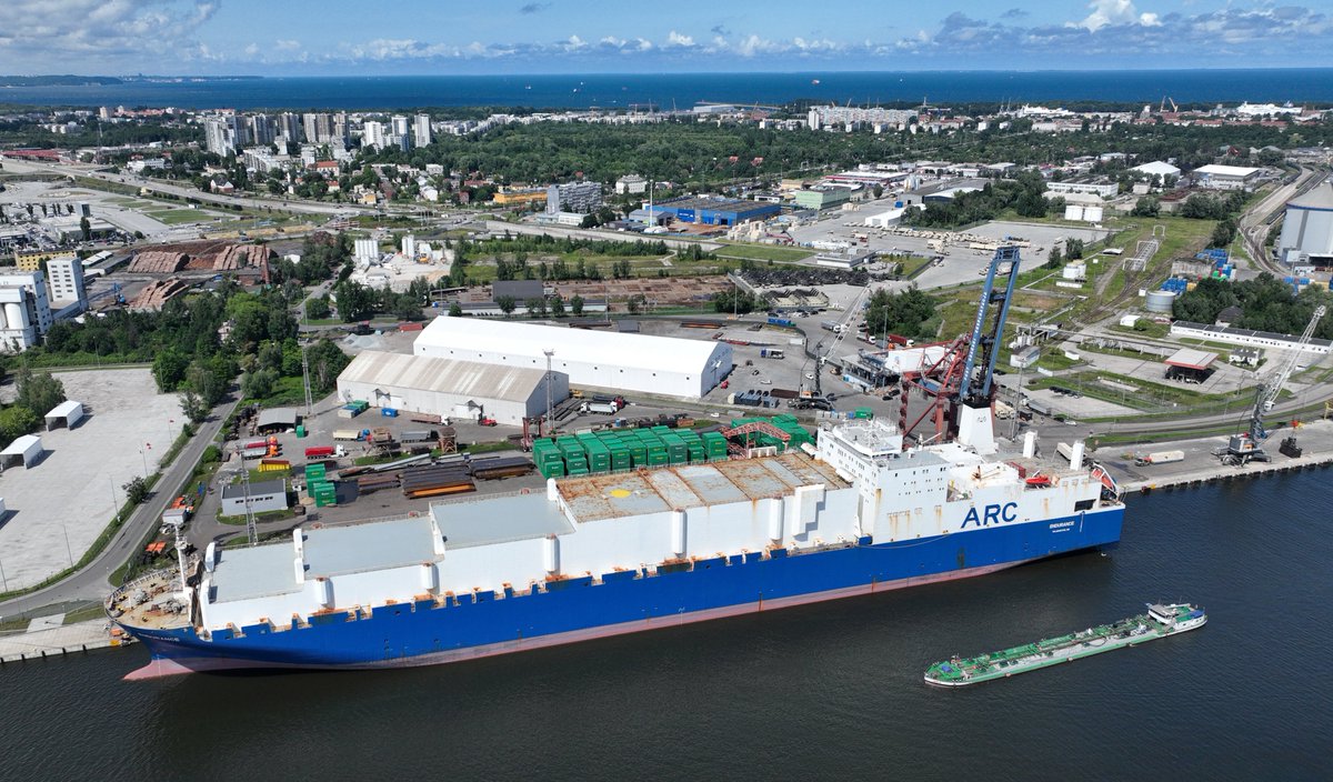 A_Marchewka's tweet photo. W Porcie Gdańsk rozpoczął działalność Gdański Agro Terminal (GAT) – strategiczna inwestycja, która zwiększy potencjał eksportowy Polski oraz wzmocni bezpieczeństwo żywnościowe kraju. Nowoczesny magazyn o wymiarach 140 m długości, 46 m szerokości i 18 m wysokości znacząco zwiększa możliwości obsługi produktów rolno-spożywczych.

Dzięki uruchomieniu terminala zdolności przeładunkowe zboża w tym miejscu wzrosną do blisko 1 mln ton, a pojemność magazynowa zwiększy się o 30 tys. ton. Obiekt może każdego dnia obsłużyć nawet 120 ciężarówek i został wyposażony w nowoczesny, zautomatyzowany system załadunku i rozładunku, obejmujący https://t.co/BrGvXLHXrf. technologiczne pomosty oraz urządzenia transportu ciągłego.

To w 100% polska inwestycja realizowana przez spółkę Port Gdański Eksploatacja, należącą do Zarządu Portu Gdańsk. To jednak dopiero pierwszy etap projektu – już rozpoczęły się prace nad budową 24 silosów, które w ciągu trzech lat zwiększą zdolności przeładunkowe zboża do 3 mln ton.