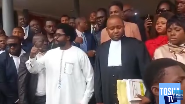 kinshasaweb's tweet photo. #RDC #FRIVAO #Justice #ConstantMutamba #Kinshasa #RDCongoMonPays #EtatsUnisDAfrique #PROCÈSFRIVAO 
URGENT 🛑 CONSTANT MUTAMBA EN COLERE S’ATTAQUE AU SYSTÈME TSHISEKEDI  https://t.co/AjxkLa9ElS via @YouTube https://t.co/BPoSZX8FIq