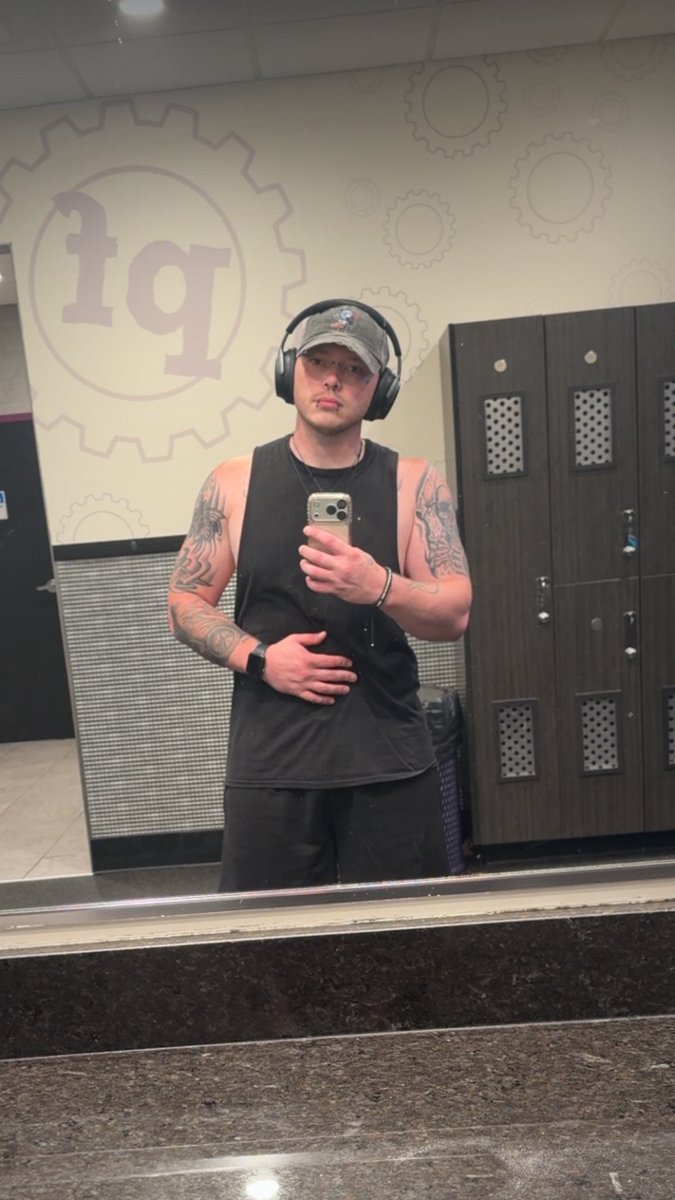AltNocturneOF's tweet photo. On Monday we do arms💪

#GymLife
#MorningWorkout
#FitGuys
#Muscle
#Tattooed
#Alternative
#GymMotivation https://t.co/ZhKTzvDHPX