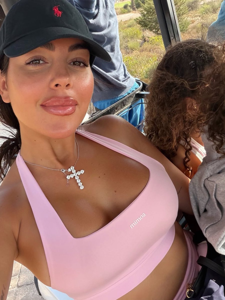 Famous_Tboy's tweet photo. Ronaldo and his family playing golf together.🤭 https://t.co/eWaEf8pbEL