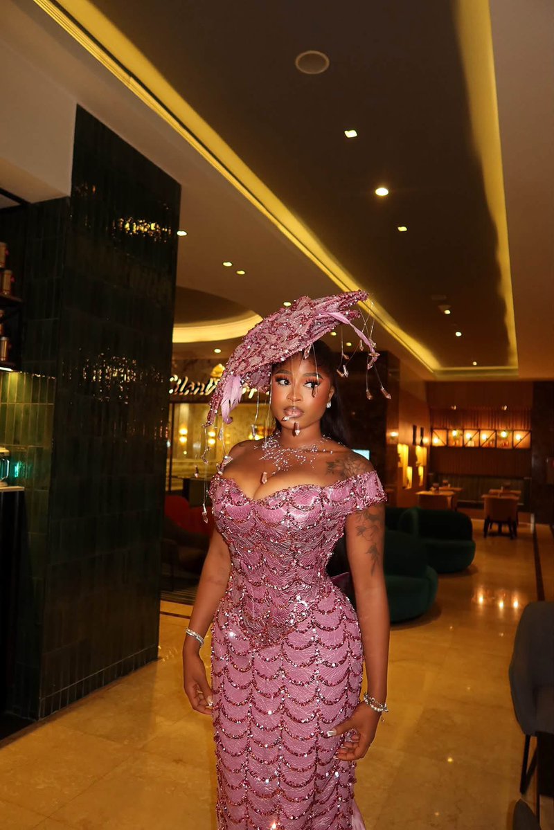 Emygram234's tweet photo. With fascinator     Or    Without 
                                                     Fascinator 

Which one look good on her? https://t.co/BjlB1q2bTx
