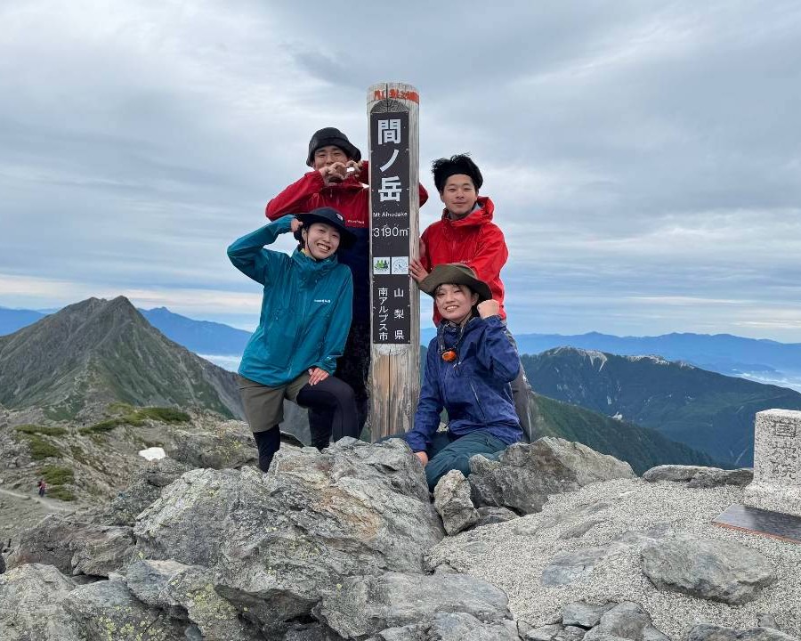 nuec1976's tweet photo. 7/11〜12に北岳・間ノ岳を縦走しました！3000m級の山々が連なる雄大な景色や、山頂からの眺め、達成感が強く印象に残りました。自然の美しさと登山の厳しさを実感し、最後まで歩き切れたことが自信につながりました！！
https://t.co/CkzuP6whxA https://t.co/nrKymc5Hyv