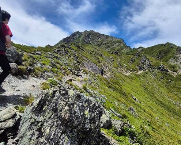 nuec1976's tweet photo. 7/11〜12に北岳・間ノ岳を縦走しました！3000m級の山々が連なる雄大な景色や、山頂からの眺め、達成感が強く印象に残りました。自然の美しさと登山の厳しさを実感し、最後まで歩き切れたことが自信につながりました！！
https://t.co/CkzuP6whxA https://t.co/nrKymc5Hyv