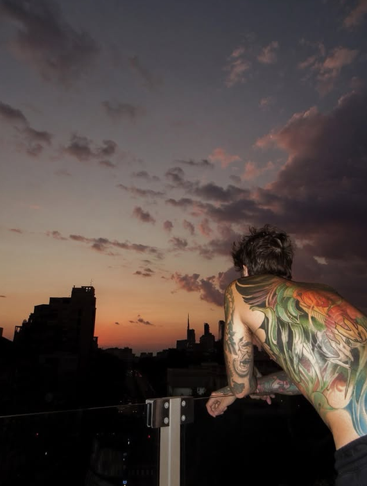 quilinktv's tweet photo. ❤️ Fedez torna a casa dopo il ricovero e racconta la paura: “Il tempo è il bene più prezioso che abbiamo”

Dopo i problemi di salute che lo hanno costretto prima al pronto soccorso del Fatebenefratelli di Milano e poi al trasferimento all’Humanitas di Rozzano, Fedez è finalmente tornato a casa. 🏠

Il rapper ha voluto condividere con i suoi fan un messaggio profondo sui social, pubblicando una foto dal balcone con lo skyline di Milano sullo sfondo. 🌆

“Quando sei in ospedale aspettando l’ultima trasfusione di sangue ti senti vacillare, pensi che il tuo tempo stia per finire”, ha scritto Fedez raccontando i momenti difficili vissuti durante il ricovero.

Il cantante ha spiegato che la paura più grande è stata quella di non poter riabbracciare le persone più importanti della sua vita, soprattutto i suoi figli. ❤️

“Il mio corpo ha alzato la mano per l’ennesima volta e mi ha detto ‘fermati’. Ora a dirmelo ci sono anche i medici, ed è quello che farò. Ma senza sconforto”, ha raccontato.

Fedez ha poi rivolto un pensiero speciale ai sei donatori di sangue sconosciuti che, grazie alle trasfusioni, gli hanno permesso di superare questo momento delicato.

🩸 “Non sarei qua se 6 sconosciuti non avessero donato il sangue utilizzato per le trasfusioni che mi hanno salvato la vita. Grazie”.

Un messaggio che il rapper ha voluto trasformare anche in un invito a ricordare l’importanza della donazione di sangue, un gesto silenzioso capace di salvare tante vite.

🙏 Bentornato a casa Fedez.

#Fedez #FedericoLucia #FedezNews #RapperItaliano #Salute #DonazioneSangue #Milano #Humanitas #MusicaItaliana #VipItaliani #NewsSpettacolo