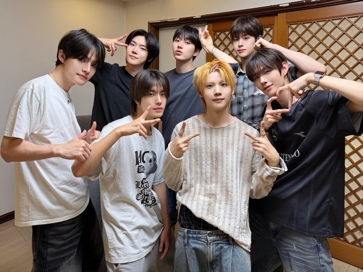 closeyoureyes_7's tweet photo. 우리 오순도순 잘 살아보자 🏠🤝

#CLOSEYOUREYES #클로즈유어아이즈 
#CYE #클유아 https://t.co/05nLixflLO
