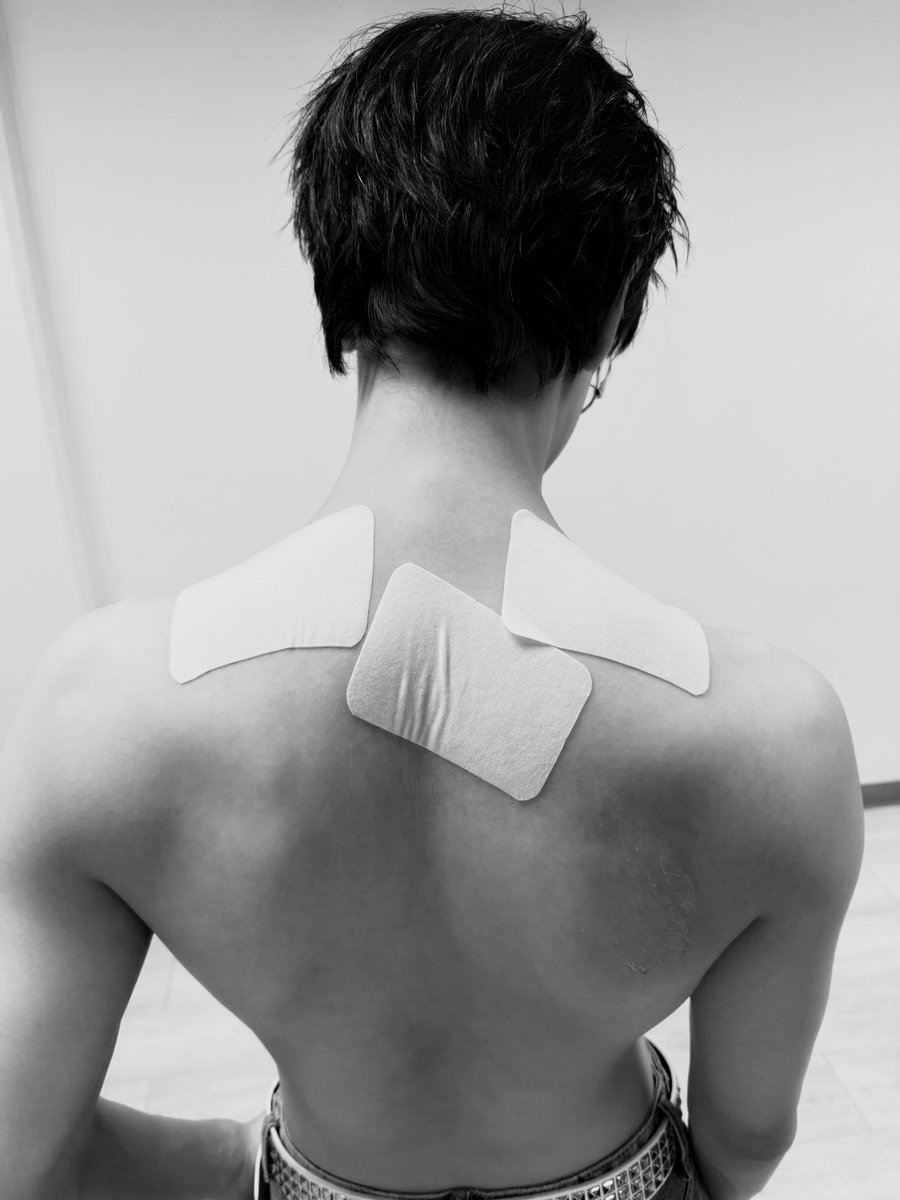 mamohyung's tweet photo. เห็นแล้วสงสารมากตอนนี้หนักหน่วงสำหรับน้องมาก ๆ ตอนทัชทั้งสามวันก็เอามือไปจับข้างหลังตลอด 🥹 พอมาเห็นคลิปตตที่น้ำตาน้องไหลเป็นหยดก็เจ็บแทน 

หยุดพักไม่กี่วัน 31 ก็ต้องกลับมาทำงานแยะ ใช้เวลาพักผ่อนให้เยอะ ๆ เลยนะคั๊บ คนเก่ง 🫳🏻🫳🏻 https://t.co/lp5cjC9U9h
